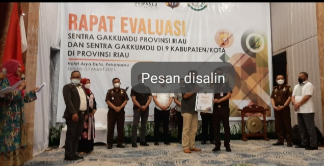 Kejari Pelalawan Terima Penghargaan Dari Bawaslu RI