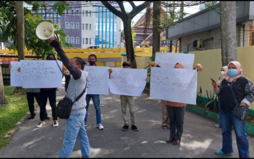 Solidaritas Jurnalis Pro-L Lakukan Aksi ke DLHK Riau, Desak Kadis Tidak Tatupi Informasi