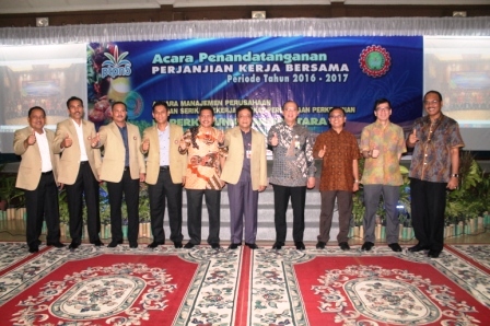  Demi Perusahaan Sehat dan Karyawan Sejahtera, PTPN V Tandatangani PKB 2016-2017 