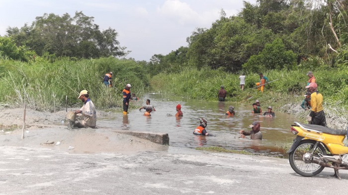 Atasi Banjir di Kota Bagansiapiapi, DLH Rohil Turunkan Puluhan Satgas