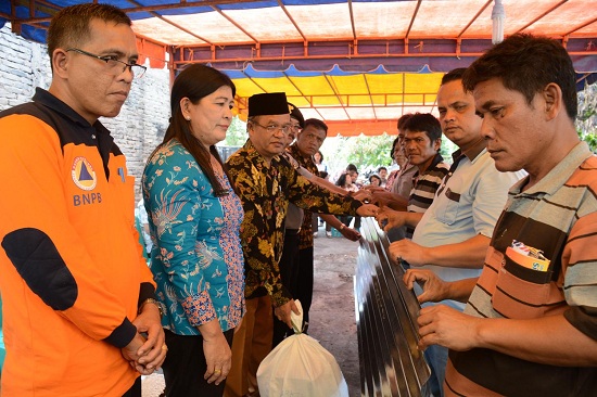 Wabup Dairi Serahkan Bantuan Kepada Korban Kebakaran di Tigalingga