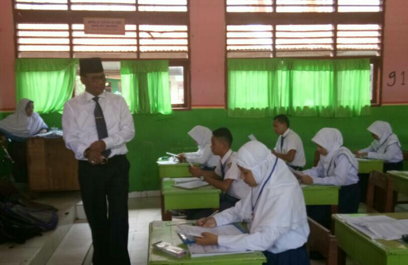 Bupati Dan Wabup Tinjau Pelaksanaan UN di Dua Kecamatan Berbeda