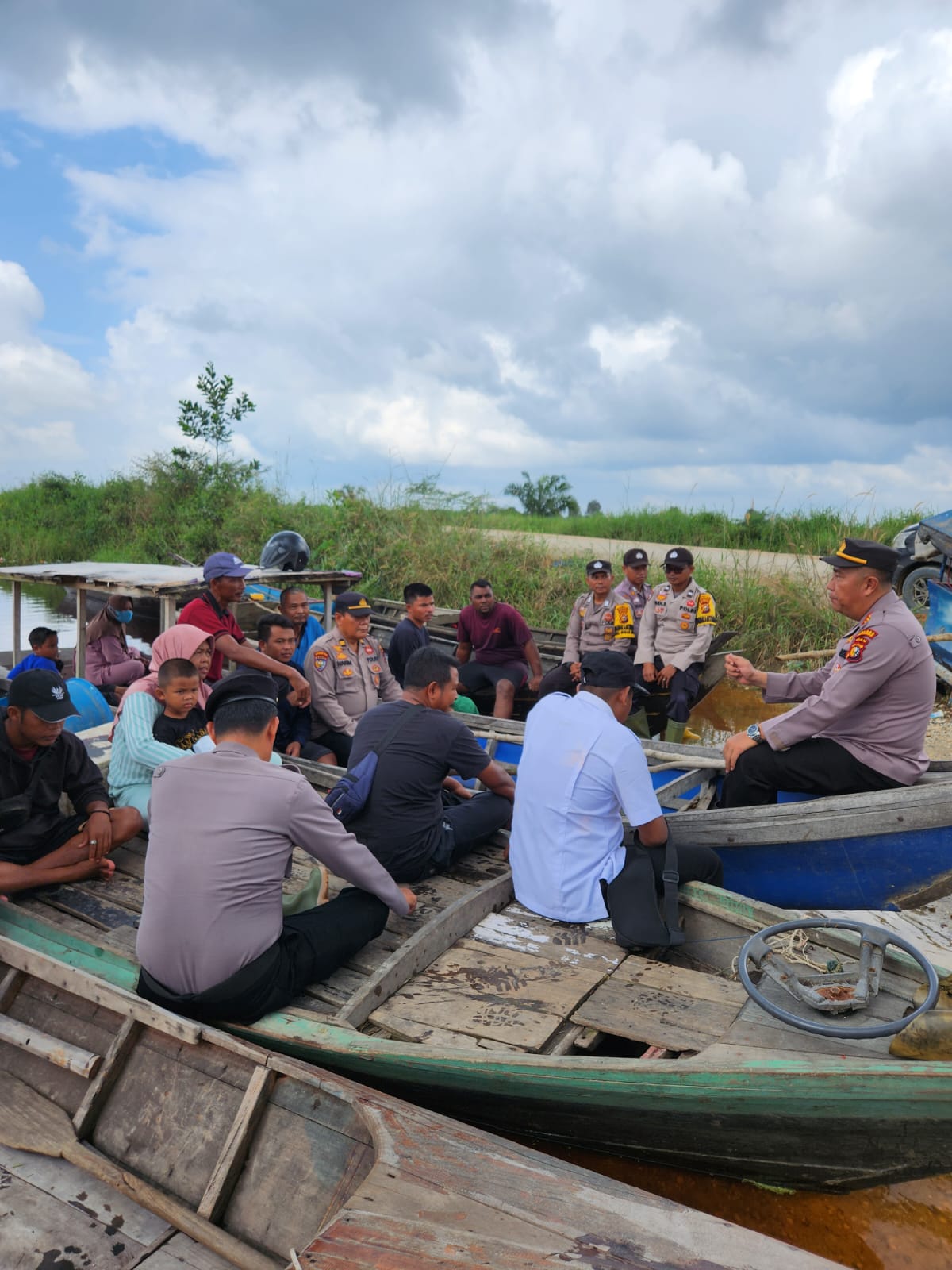 Laksanakan Cooling System di Desa Rantau Baru, Kapolsek Terjang Banjir dan Tersangkut di Sampan