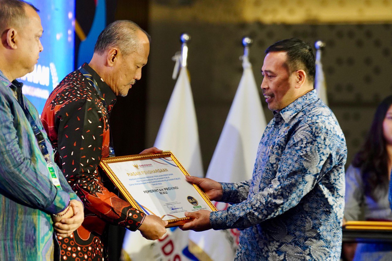 Diterima Pj Sekda, Pemprov Riau Dianugerahi Penghargaan Predikat Kepatuhan Penyelenggaraan Pelayanan Publik 2024