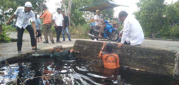 Kurangi Debit Air, DLH Rohil Normalisasi Sungai Pabrik