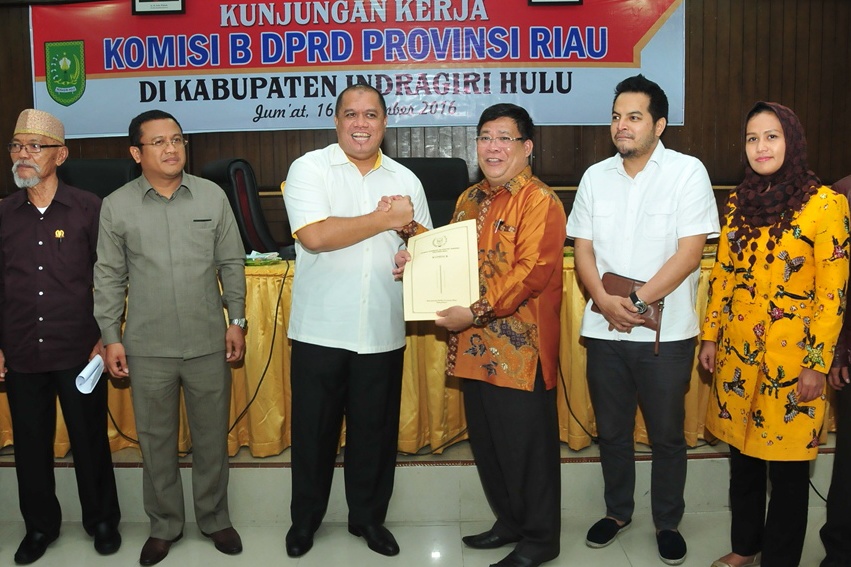 Bupati Yopi Beri 'Kado’ ke Komisi B DPRD Riau