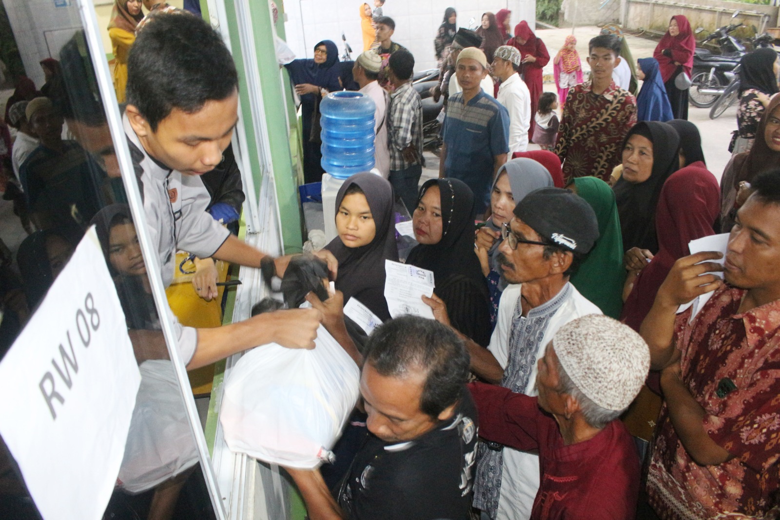 Bagikan Sembako dan Santuni Anak Yatim, Safari Ramadan PHR Disambut Antusias Warga