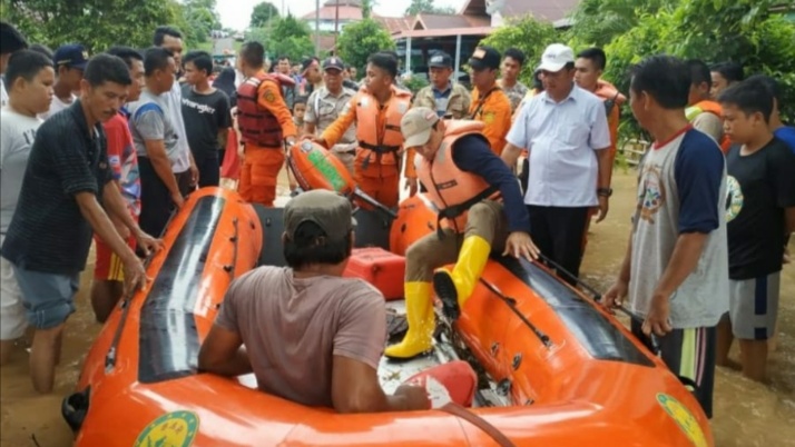 Aksi Tanggap wawako Bengkulu,  Evakuasi Warga  Terjebak Banjir