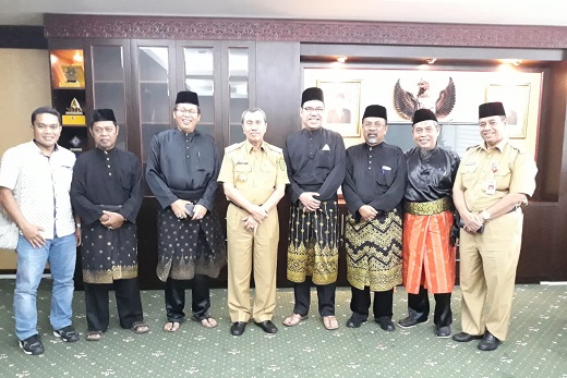 LAMR Serahkan Dua Dokumen untuk Kemajuan Melayu kepada Gubri