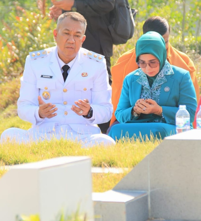 Dengan Pakaian Dinas, Wakil Bupati Muzamil Langsung Ziarah ke Makam Orang Tua Usai Acara Penyambutan di Pelabuhan