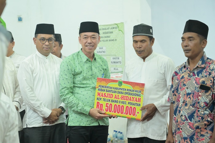 Bupati Rohil Salurkan Bantuan Pada Safari Ramadhan di Pekaitan dan Bangko Pusako 