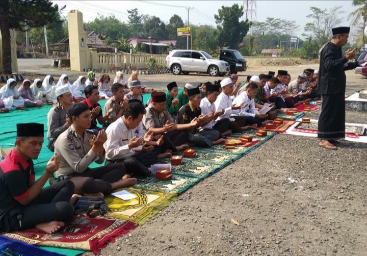 Sesuai Arahan Kapolda, Polsek Terawas Gelar Sholat Istisqa
