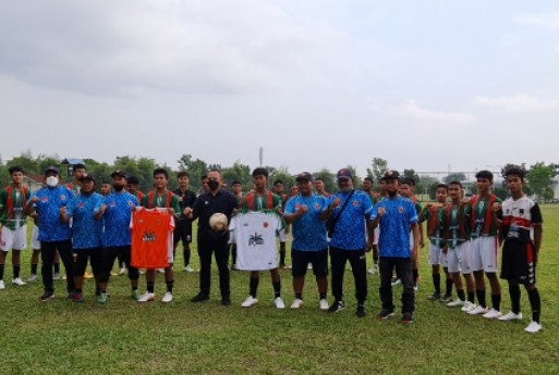 CEO Lepas Pesepakbola Belia SSB PTPN V ke Putaran Nasional Piala Soeratin