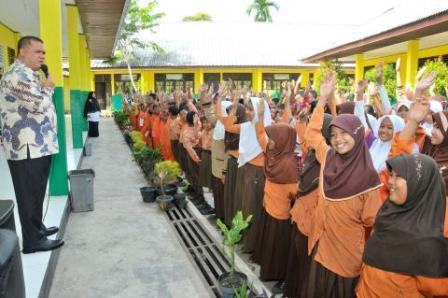 Keceriaan Siswa SD 028 Pematang Reba Menyambut Kunjungan Bupati Inhu