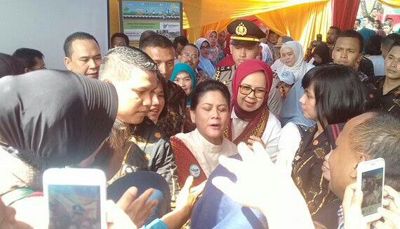 Kunjungan Iriana Jokowi di Pekanbaru, Bagi-Bagi Buku dan Jilbab