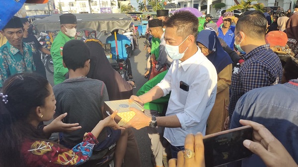 Turun ke Jalan, Bupati Rohil Bagikan Takjil ke Pengendara Becak