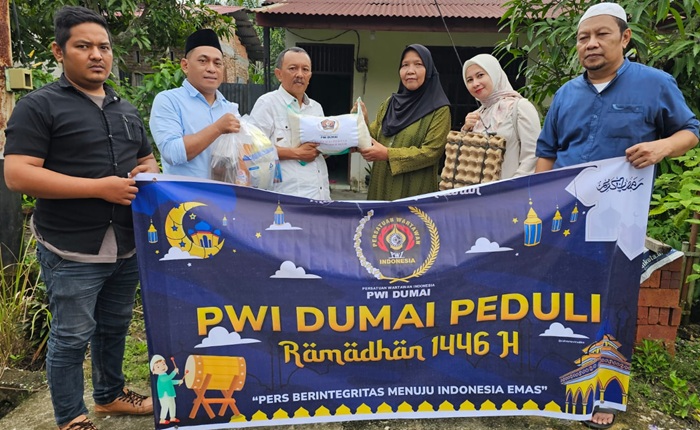 PWI Dumai Berbagi Kebaikan Menjelang Lebaran Dengan Menyantuni Janda Wartawan