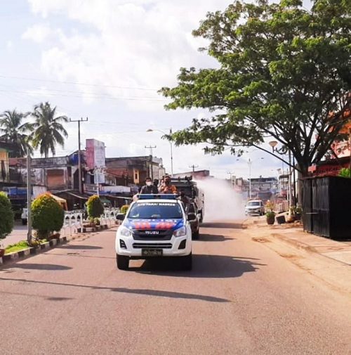 Bersama Forkompinda Polres Rohul Semprotkan Disinfektan di Jalan Protokol Pasir Pengaraian