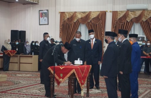 Lantik Ratusan Pejabat, Bupati : Pimpinan dan Pegawai Harus Sejalan Bangun Daerah