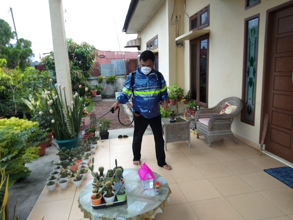 Kepedulian Wakil Rakyat Viktor Situmeang, Lakukan Penyemprotan Disinfektan Di Kelurahan Pesisir.