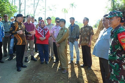 Gubernur Rohidin Tinjau Titik Nol Pembangunan Jalan Desa Tambang Saweak - Ketenong