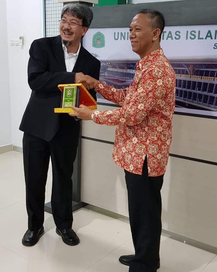 UTP Malaysia Serahkan Dana Penelitian Bersama ke UIR Senilai U$D 60.000
