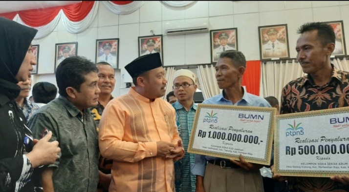 Dukung Peningkatan Kesejahteraan Masyarakat, PTPN V Salurkan Bantuan PKBL Sebesar Rp 10 Miliar