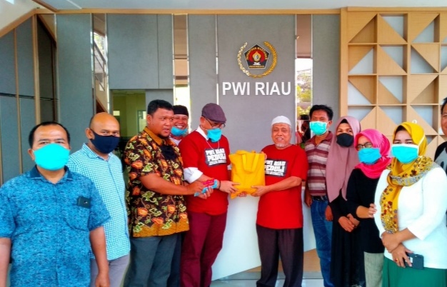 COVID-19, PWI Riau Peduli dan SPS Riau Bantu 100 Reporter.