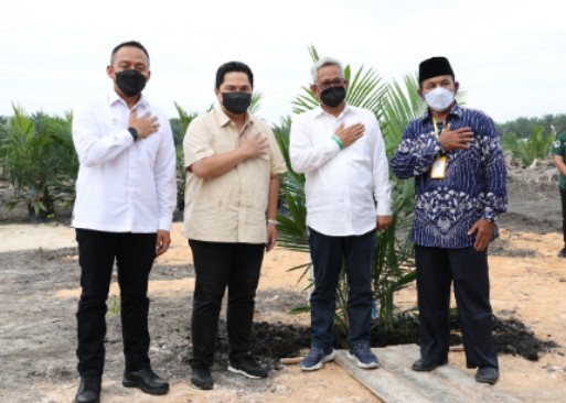 PTPN V Dinobatkan Sebagai Anak BUMN Perkebunan Terbaik di Indonesia