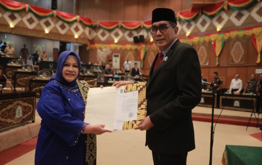   PAW Kelmi Amri, Istri Ahmad  Dilantik Jadi Anggota DPRD Riau