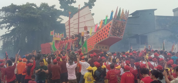 Puluhan Ribu Masyarakat Tumpah Ruah Saksikan Bakar Tongkang 