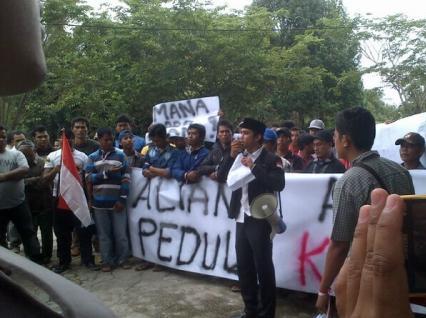 AMPK Demo di DPRD Kuansing Menuntut Batalkan Paripurna Penetapan Mursini - Halim 