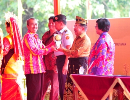 Satu-Satunya di Riau, Siak Terima Piala Adipura