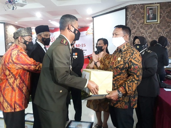 Anggota DPRD Pekanbaru Dapot Sinaga Terima Penghargaan Dari Polri Di HUT Bayangkara ke 75