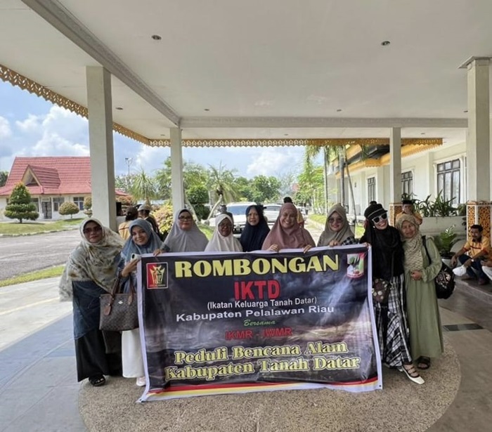 Dilepas Bupati Zukri Lepas IKMR dan IKTD Pelalawan Antar Langsung Bantuan Korban Galado ke Sumbar