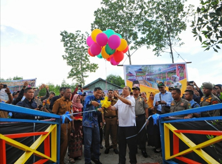 Bersama Ketua DPRD Riau, Bupati Meranti Resmikan Ekowisata Mangrove Desa
