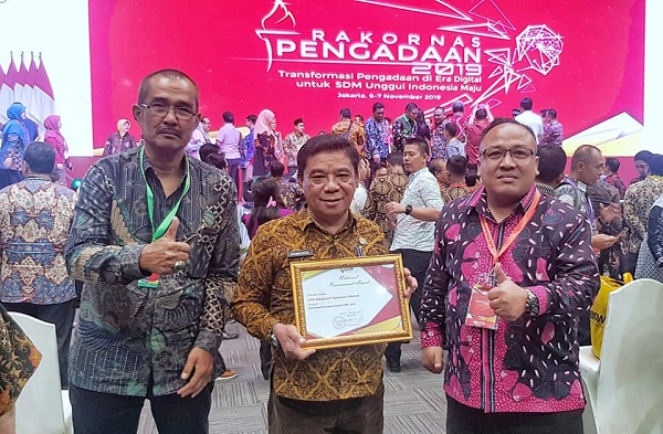 Diterima Asisten I, Meranti Raih Penghargaan Nation Procurement Award 2019