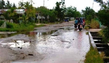 Masyarakat Perbaiki Jalan Secara Swadaya, Camat Bangko : Kerusakan Jalan Dirigit Beton Tahun ini