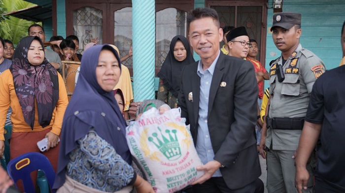 Bupati Rohil Bagikan Ratusan Paket Sembako Kepada Warga Terdampak Banjir di Jalan Siak