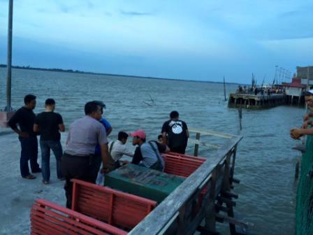 Jembatan Pelabuhan Camat Selatpanjang Rubuh, 8 Warga dan 5 Sepeda Motor Nyemplung ke Laut