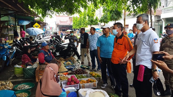 Pedagang Pasar Datuk Rubiah Minta Kepada Bupati Tembok Penghalang di Robohkan