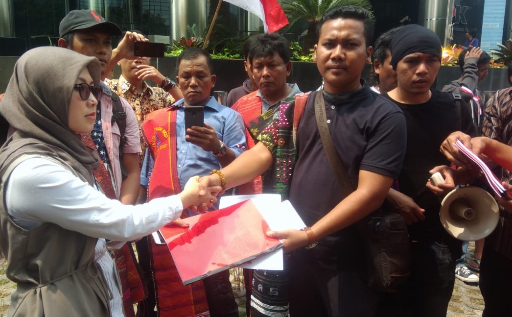 Masyarakat Desak KPK Tangkap Bupati Tapteng