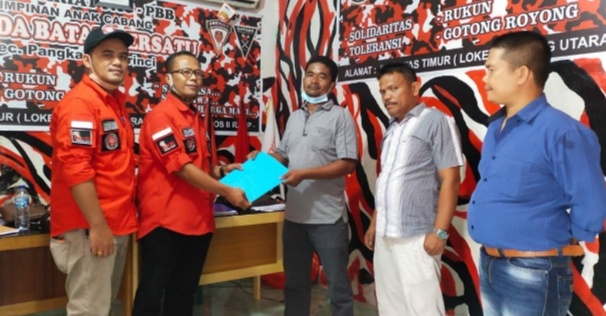 Ferdinand Manurung Serahkan SK Kepada Pengurus Ranting PBB Desa Mekar Jaya SP V