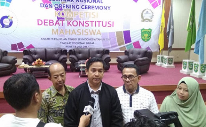 Tim Fakultas Hukum UIR Lolos Kompetisi Debat Mahasiswa Konstitusi Regional Barat