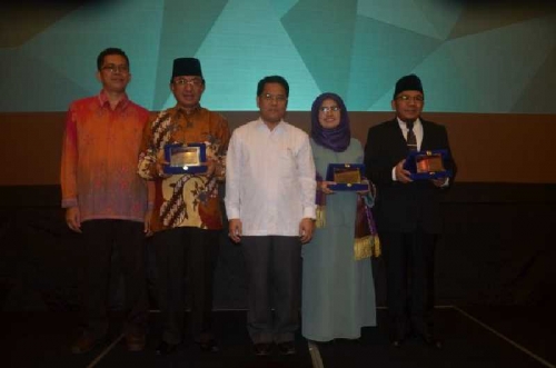 Bupati Inhil Terima Penghargaan dari Kemendikbud