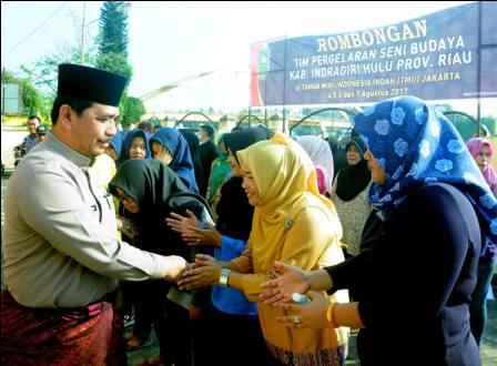 Lepas Keberangkatan Tim Kesenian Indragiri, Wabup Khairizal Pesankan Jaga Komunikasi