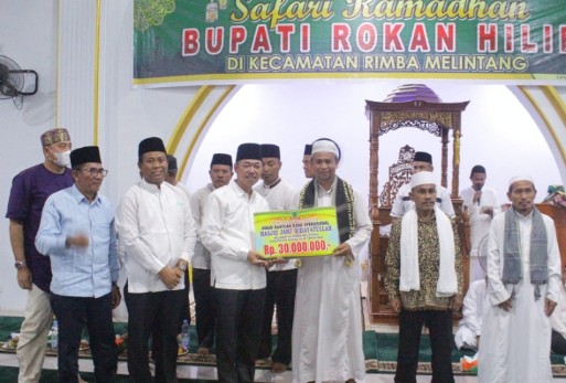 Safari Ramadhan di Rimba Melintang, Bupati Rohil Serahkan Bantuan Rp50 Juta