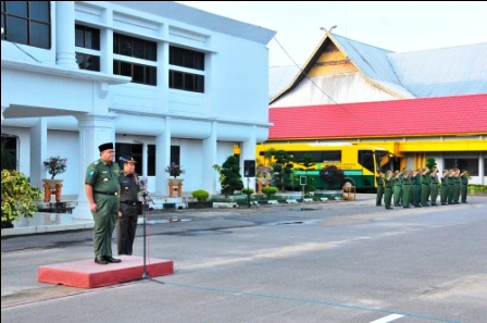 Pimpin Upacara Senin, Bupati Yopi Minta PNS Tingkatkan Kinerja Sesuai  Tupoksi 
