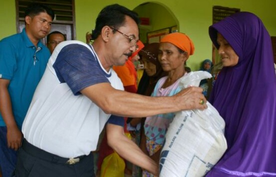 Pemkab Kampar Berikan Bantuan  di Kepada Masyarakat Desa Terisolir 