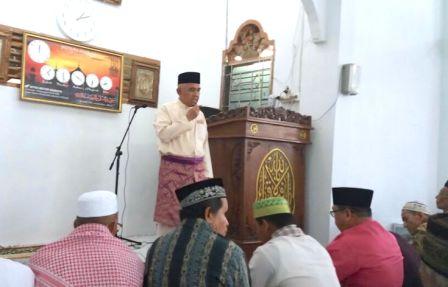  Gubri Andi Rahman Serahkan Bantuan Rp25 Juta untuk Mesjid Al Mukminin